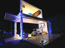 室外音樂節上的pop-up式集裝箱房屋