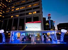 電影藝術節上的pop-up式集裝箱房屋