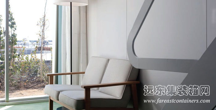 Bayside Marina 集裝箱酒店的窗前