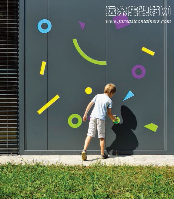 孩子們在集裝箱建筑: Ajda 2 集裝箱幼兒園的磁性立面上創作