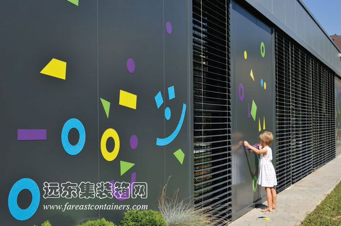 孩子們在集裝箱建筑： Ajda 2 集裝箱幼兒園的磁性立面上創作