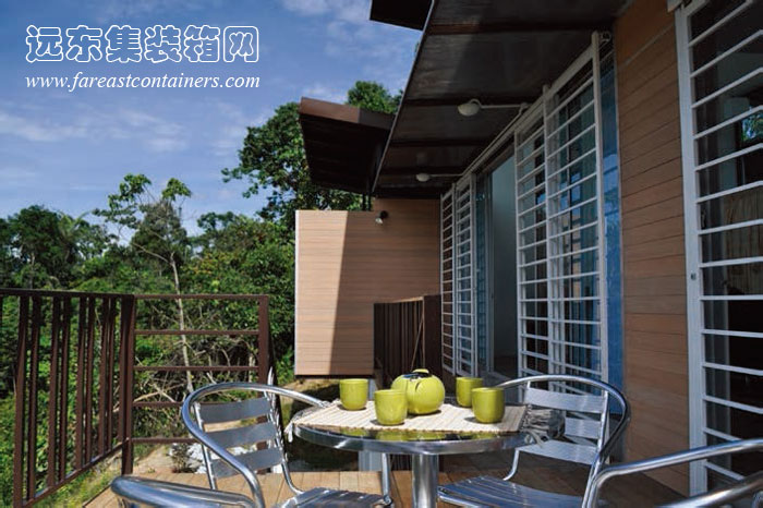 集裝箱住宅: Upcycled 集裝箱度假屋的室外庭院