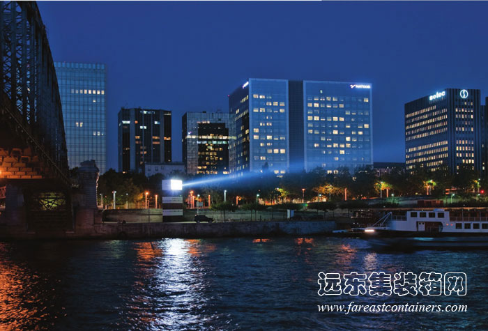 集裝箱建筑:巴黎集裝箱移動燈塔外觀及周圍環境